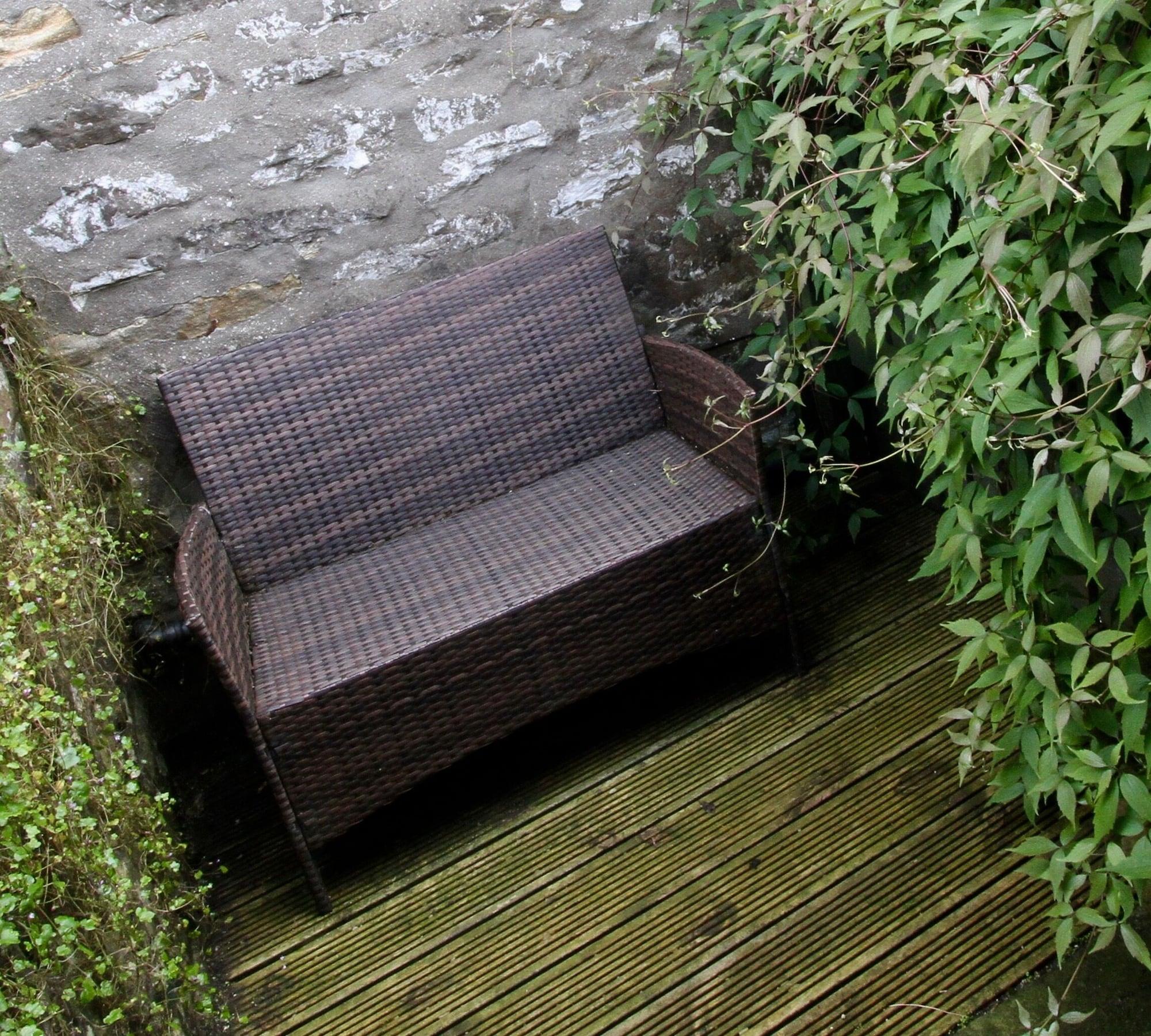 Ashfield House Hotel Grassington Bagian luar foto A rattan bench