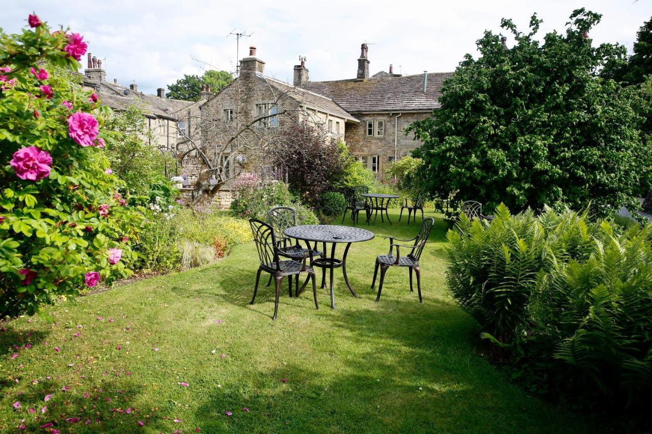 Ashfield House Hotel Grassington Bagian luar foto The garden of the Old Swan