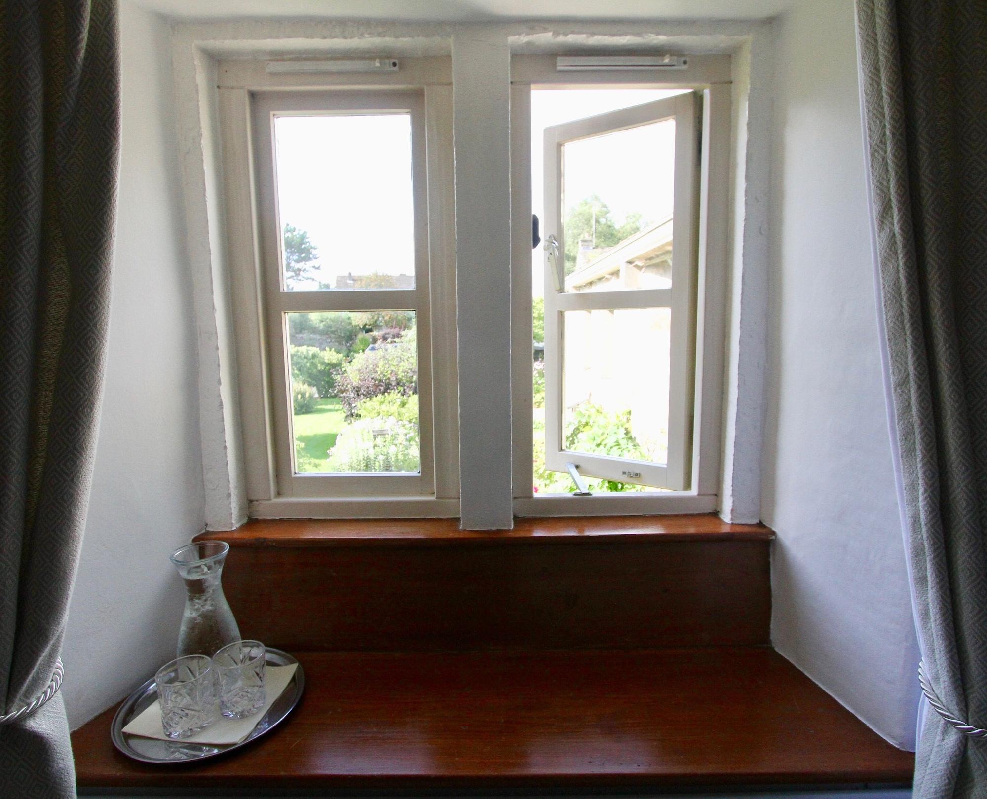 Ashfield House Hotel Grassington Bagian luar foto A windowsill