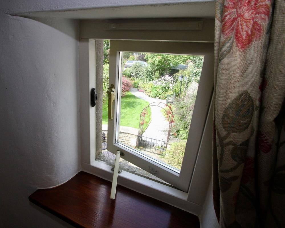Ashfield House Hotel Grassington Bagian luar foto A window open for ventilation