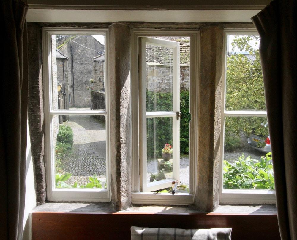 Ashfield House Hotel Grassington Bagian luar foto A window with a mullion frame
