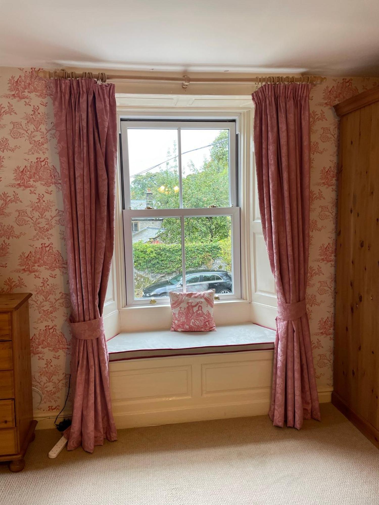 Ashfield House Hotel Grassington Ruang foto A window with a window seat