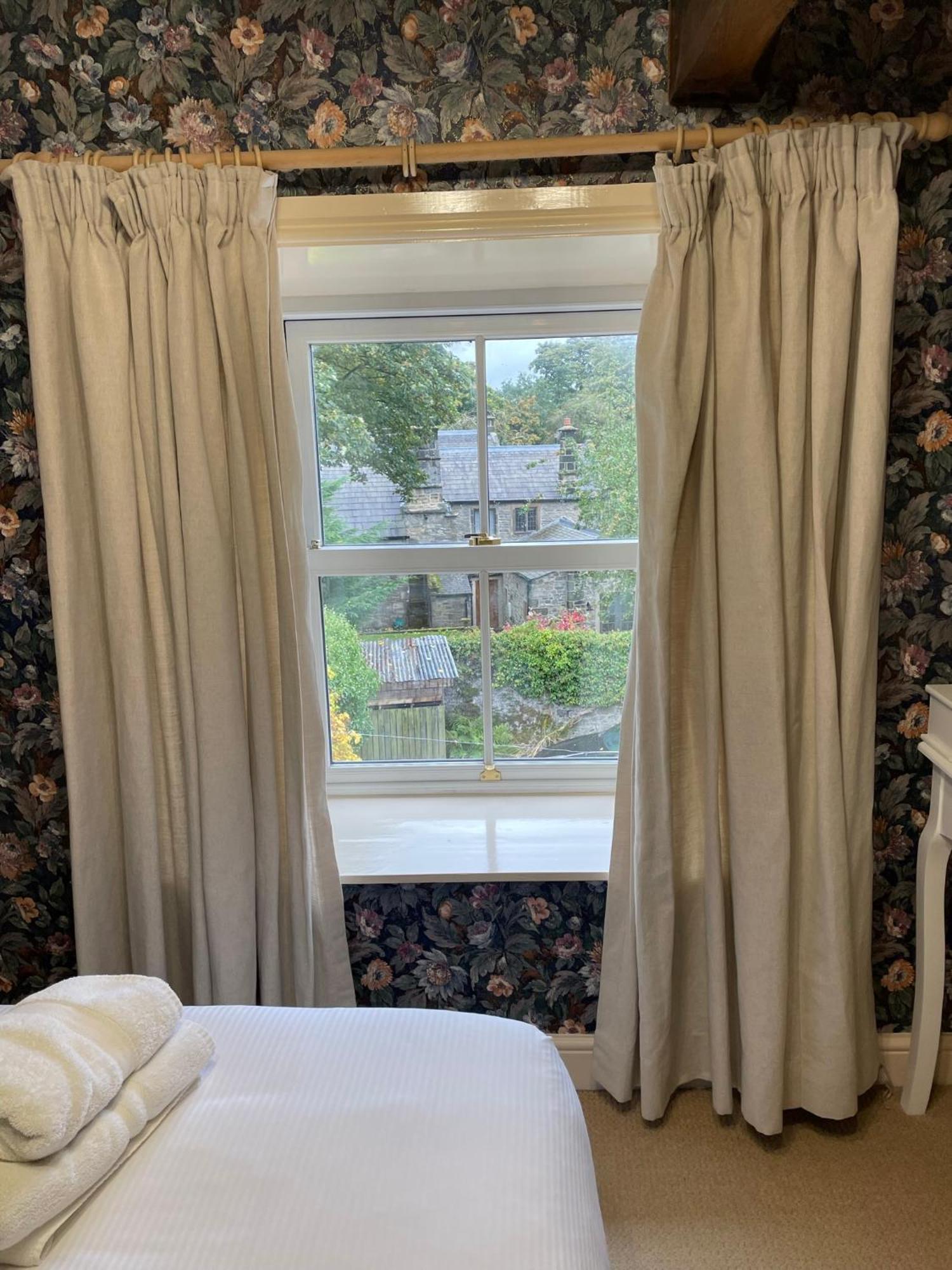 Ashfield House Hotel Grassington Ruang foto Curtains in a window