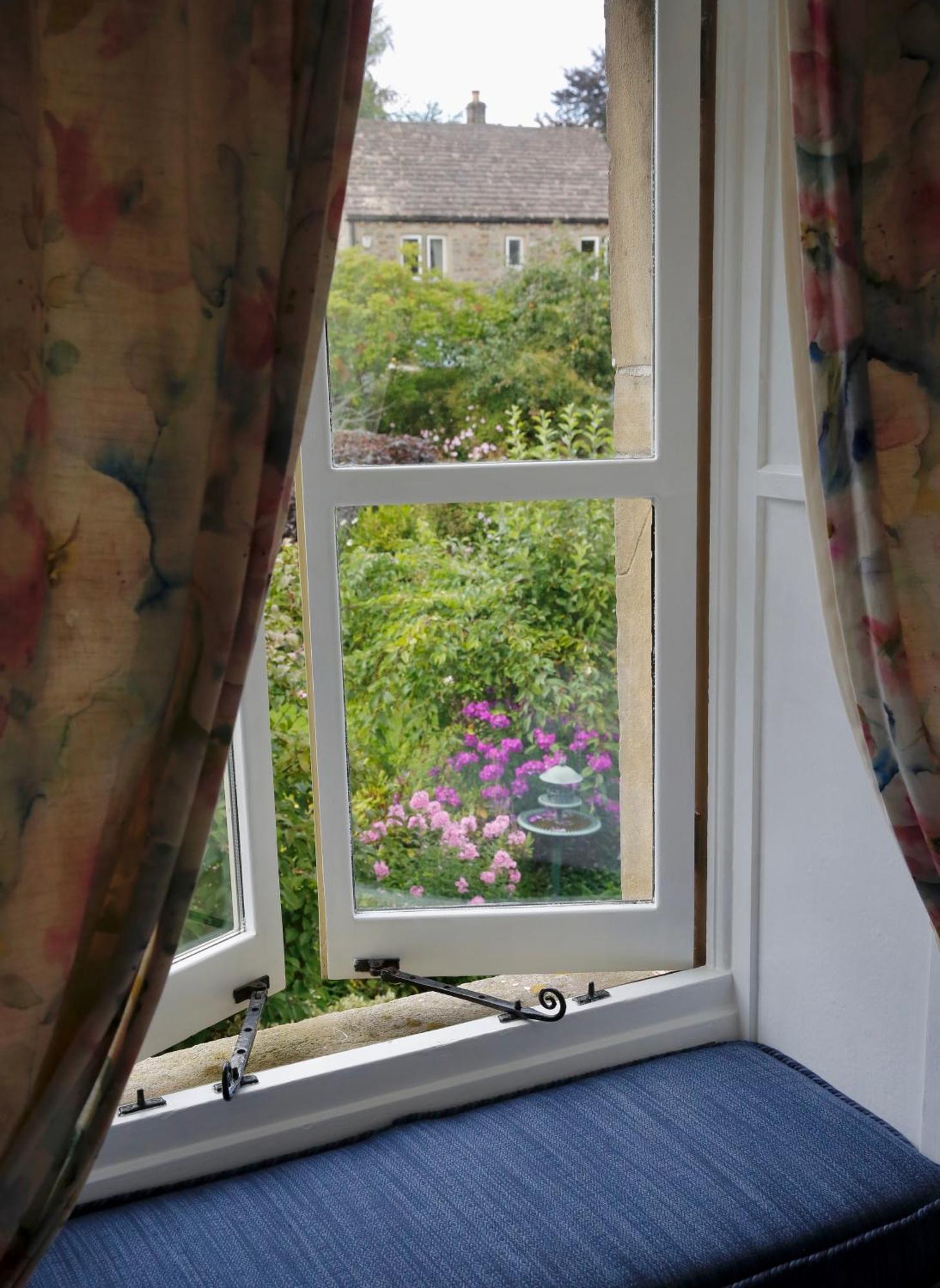 Ashfield House Hotel Grassington Ruang foto A window with curtains