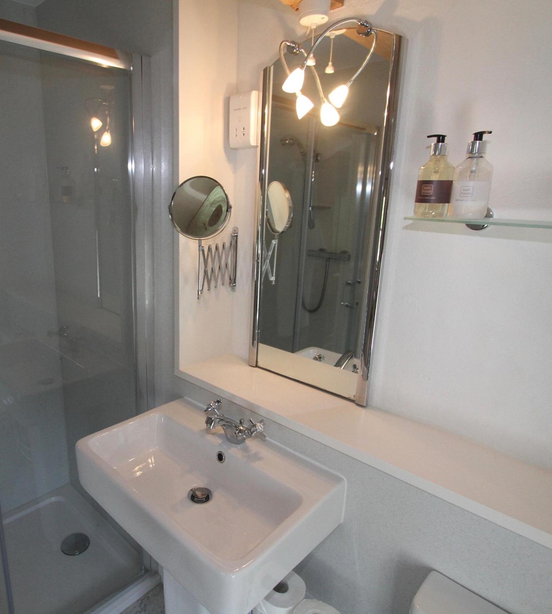 Ashfield House Hotel Grassington Ruang foto A bathroom in a hotel