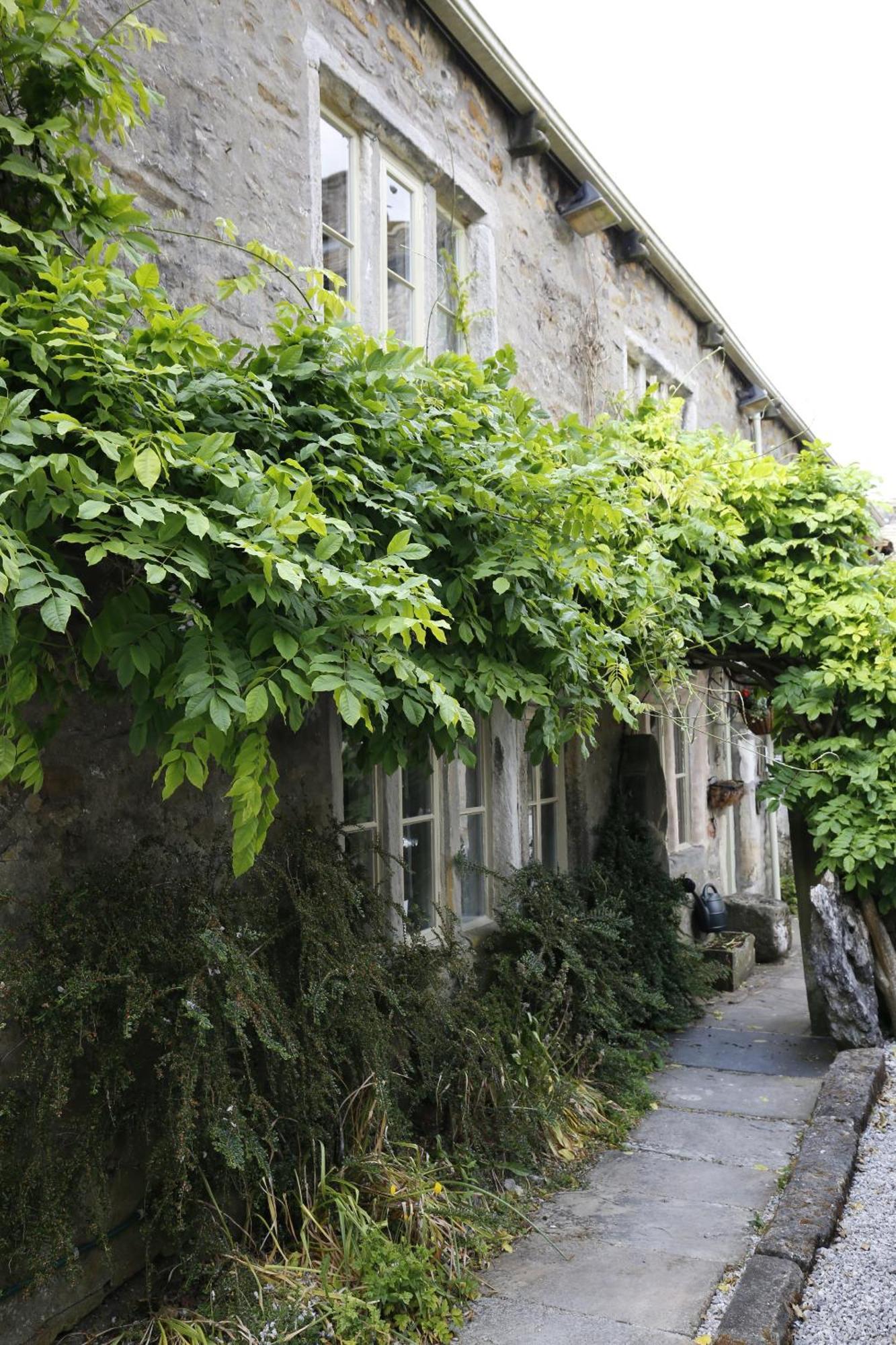 Ashfield House Hotel Grassington Bagian luar foto A climbing vine